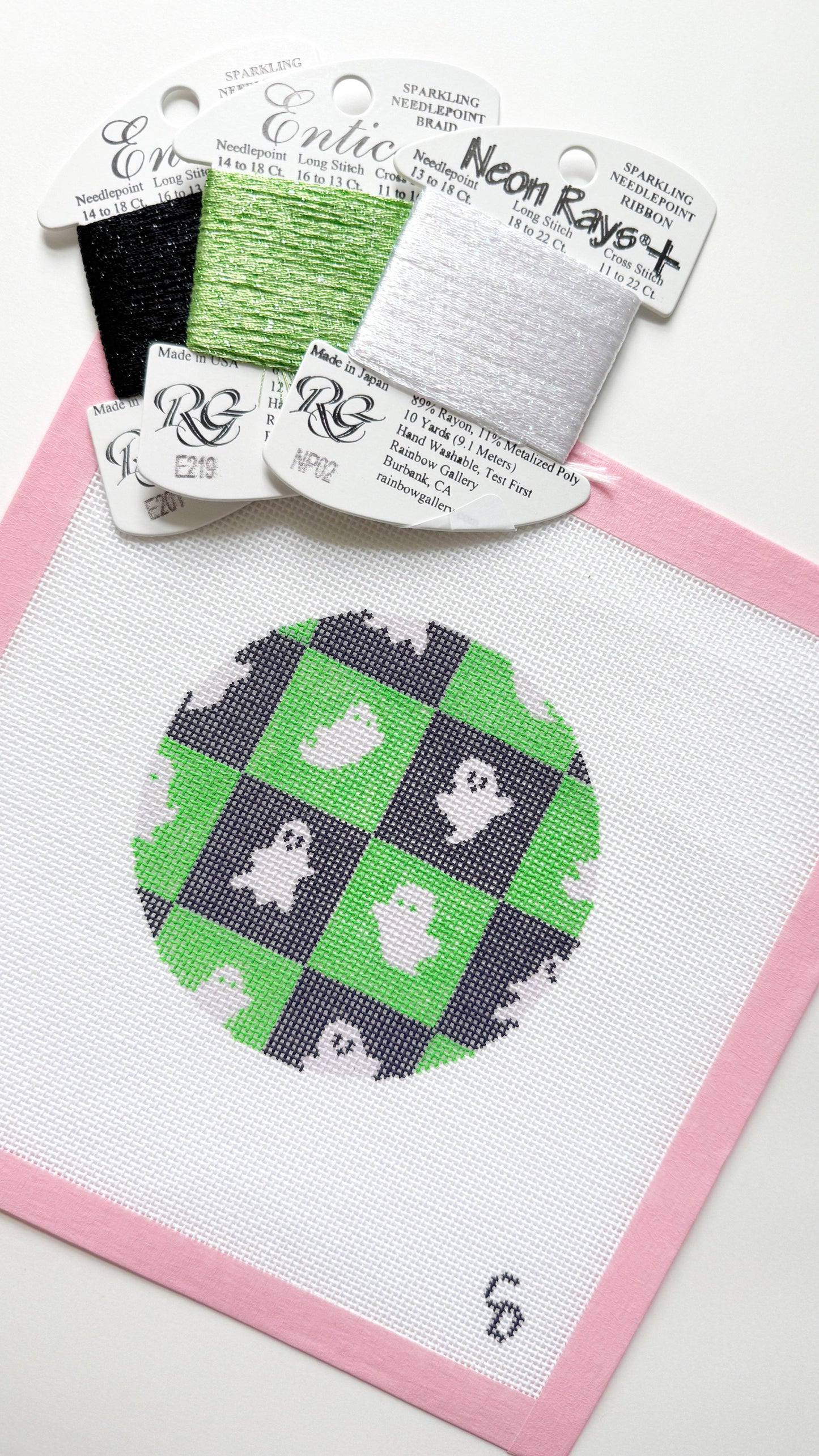 Cotswold Designs -Checkered Ghost Round