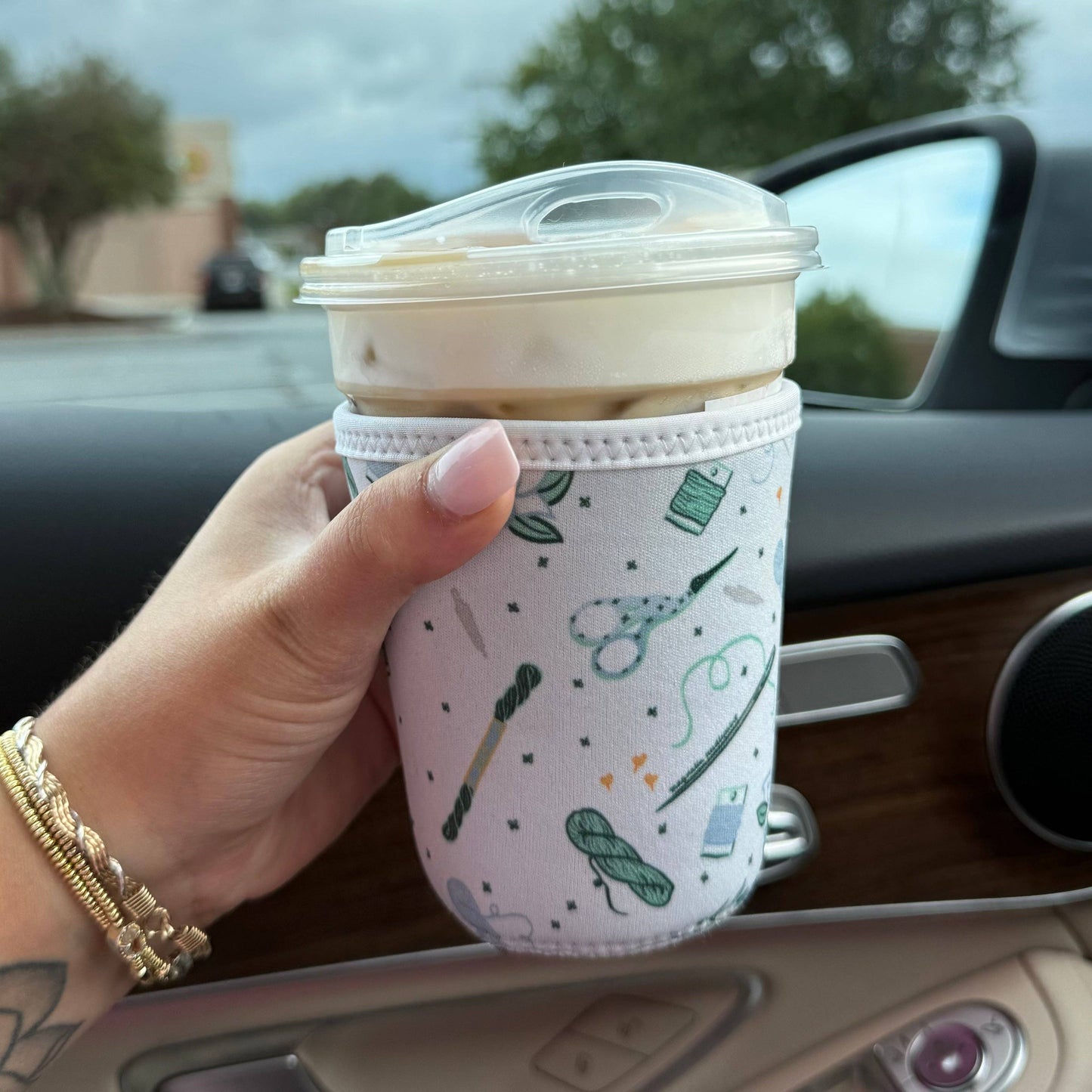 Magnolia Needlepoint Pattern Cup Sleeve Koozie