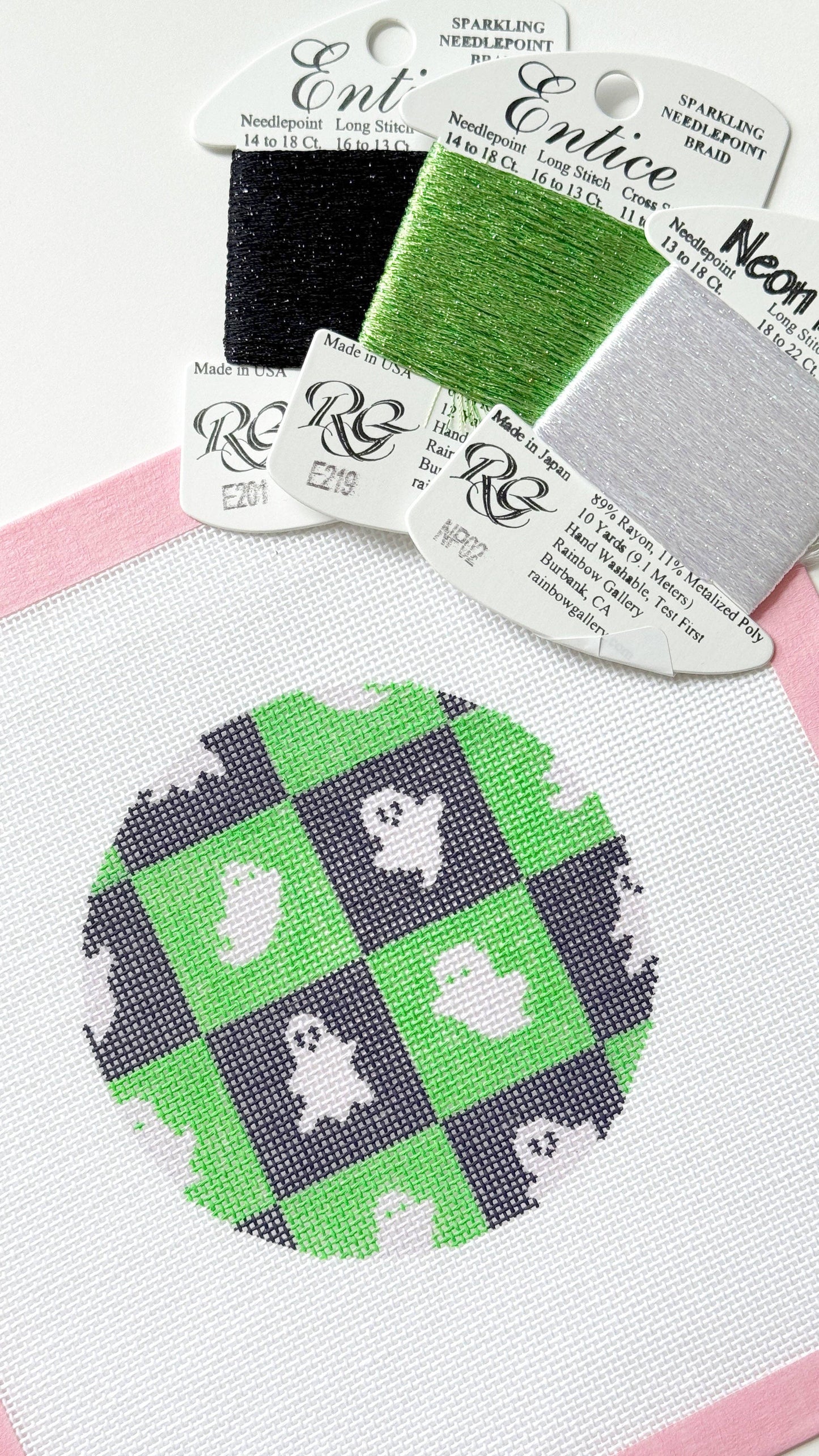 Cotswold Designs -Checkered Ghost Round
